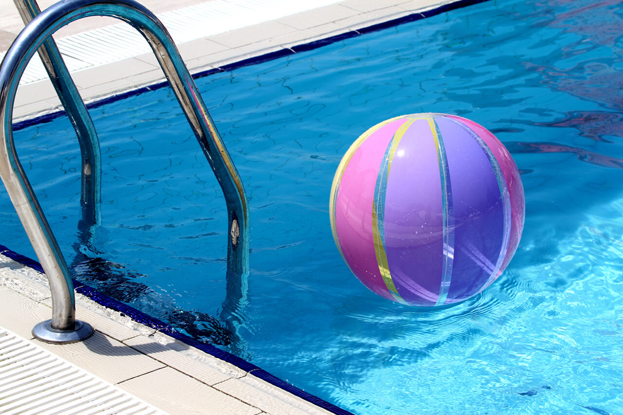 beachball-and-swimmingpool-499257246_5184x3456 (1) (1)